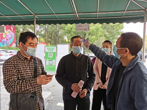 4月8日開園當天趙興華為游客測量體溫_副本.jpg