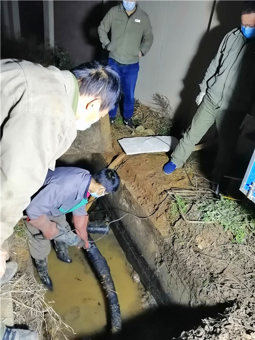 葉立海：搶修光谷園區供水管道.jpg