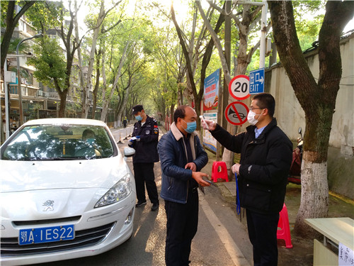 張過師：中南民大東家屬區出入測溫和掃碼提醒.jpg
