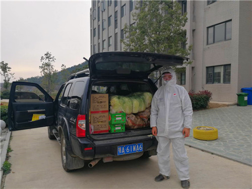 肖虎：為留園研究生購買生活物資.jpg